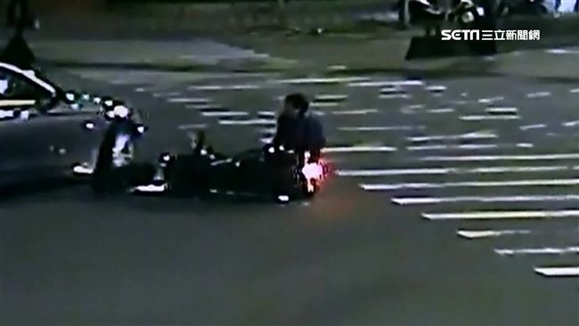 大型重機轉彎撞BMW！驚險畫面曝光