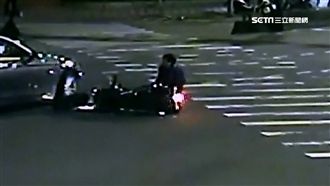 大型重機轉彎撞BMW！驚險畫面曝光