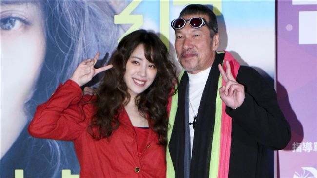 歐陽妮妮分了小開？老爸准她吻黃仲崑