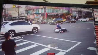 倒數完就衝！三貼母子撞車慘摔在地