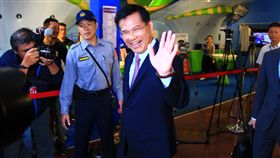 台中市長公辦辯論會登場　林佳龍出席台中市長選舉公辦電視政見辯論會13日晚間登場，尋求連任的民進黨籍台中市長林佳龍（中）出席，面對媒體提問，他僅回：「謝謝大家」，快步走入會場。中央社記者蘇木春攝　107年11月13日