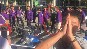 宗教組織「佛教如來宗」創始人妙禪師父（劉錦隆），擁有10萬信徒，去年因收弟子送的2輛勞斯萊斯，引起外界關注。昨（13）日妙禪師父身現身台中文心路，眾多身穿紫衣的信徒一字排開迎接師父，齊聲大喊「感恩師父、讚嘆師父」。特別的是，妙禪這次捨棄勞斯萊斯，改開國產車「納智捷」。（圖／翻攝自PTT）