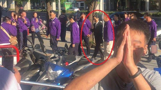 妙禪現身台中！棄勞斯萊斯改搭國產車