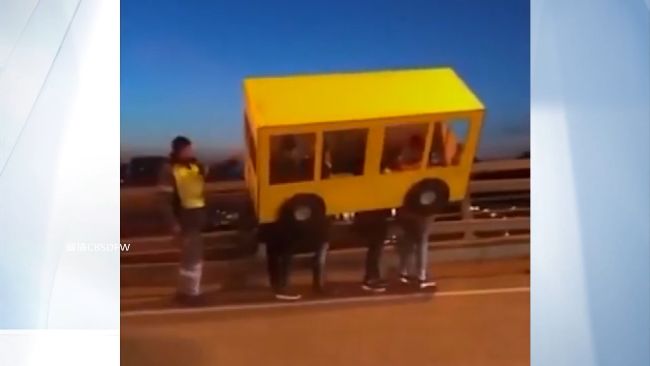 戰鬥民族無極限！真人扮巴士偷過橋