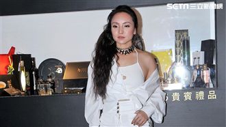 準影后裸露玩鱔魚　嬌喊：快不行了！