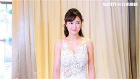 大元穿上白紗秀出傲人事業線。（圖／TVBS提供）