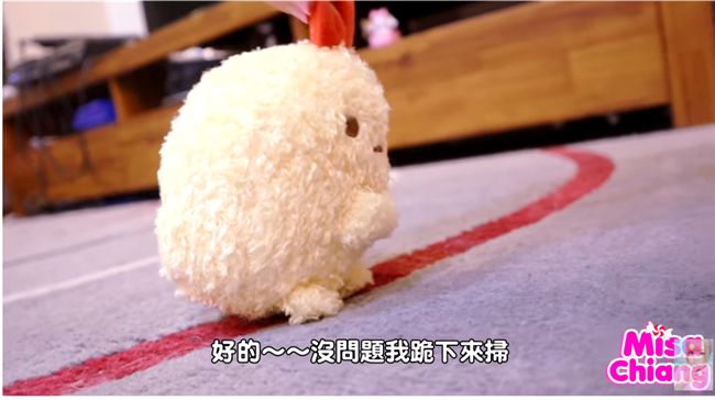網美邀裸體清潔到府掃客廳　發現…？