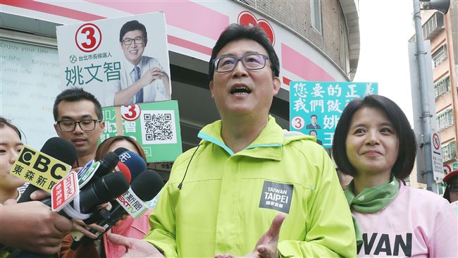 大選不到兩週！姚文智攜太太一同拜票