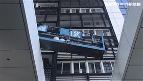 西華富邦大樓發生洗窗工人墜樓事件（翻攝畫面）