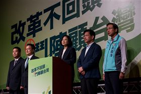 ▲身兼民進黨主席的總統蔡英文呼籲大家團結在一起，贏下這一場台灣價值的保衛戰。（圖／民進黨提供）