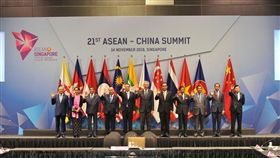 東協與中國峰會關注南海議題第33屆東協峰會14日進行多場系列峰會，有關南海議題仍是各方關注焦點，圖為出席首先登場的東協與中國峰會代表合影。（ASEAN2018提供）中央社記者黃自強新加坡傳真　107年11月14日