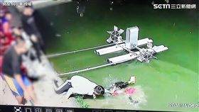親友見狀立即下水救援。（圖／網友何小華授權）