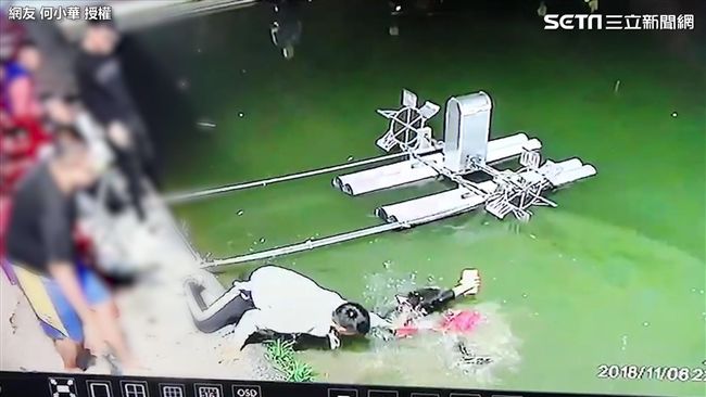 大媽顧講手機沒看路　撲通一聲落水