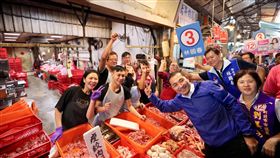 侯友宜板橋福德街市場、板橋湳興市場掃街,侯友宜競選總部提供