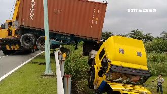 聯結車摔落3米邊坡　疑路面跳動釀禍