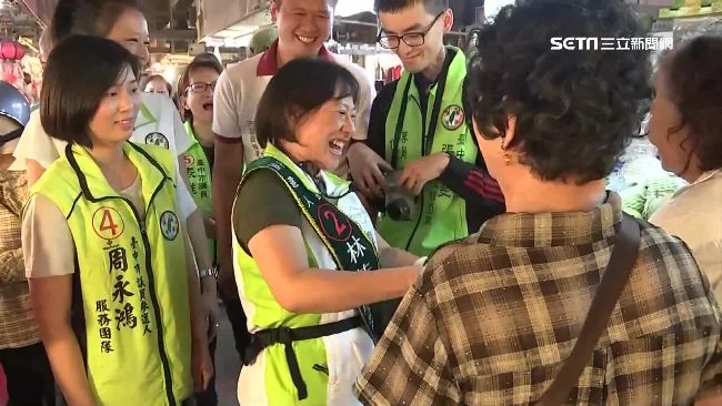 林佳龍夫人掃街人氣旺　燒聲沒在怕