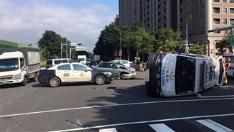 救護車遭攔腰撞上　整車翻覆馬路中央