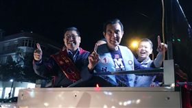 馬英九再赴新竹　陪楊文科車隊掃街前總統馬英九（右2）14日晚間再度陪同國民黨新竹縣長候選人楊文科（左）展開車隊掃街，號召民眾支持有行政經驗、了解產業、具備專業知能的楊文科。中央社記者劉冠廷攝　107年11月14日