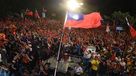 韓國瑜岡山造勢晚會氣氛熱（2）國民黨高雄市長候選人韓國瑜舉辦「高雄三山挺韓國瑜之友會」造勢晚會，14日晚間前進岡山區，現場大批支持民眾高舉國旗熱情相挺，場面熱烈。中央社記者王淑芬攝　107年11月14日