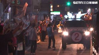 陳其邁大旗美掃街　選民放鞭炮迎車隊