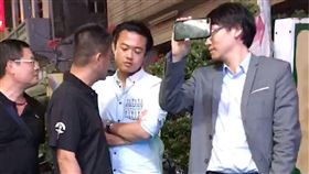 綠營雲林造勢場合　張麗善兒疑鬧場警勸阻民進黨雲林縣長候選人李進勇總部14日晚間召開記者會指出，李進勇晚間出席造勢活動，談到今年3月國民黨候選人張麗善喊出蒜價崩盤，之後又查出其子張席維從事蒜頭生意等言語，早在現場聽講的張席維（右2）等人疑似突然鬧場，在場警方立即攔阻。（翻攝畫面）中央社記者葉子綱傳真  107年11月14日