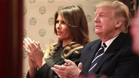 川普夫婦看京劇（2）美國總統川普與美國第一夫人梅蘭妮亞8日晚間與中國國家主席習近平夫婦茶敘、看京劇、共進晚餐，體驗中國傳統文化「搏感情」。圖為川普和梅蘭妮亞在北京故宮暢音閣欣賞京劇表演。（中新社）中央社　106年11月9日