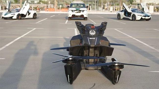 影／杜拜警察新武器　騎飛行機車巡邏