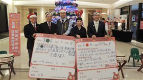 為弱勢童募耶誕禮　台中金典慈善天使樹點燈「2018第19屆金典聖誕天使樹慈善點燈活動」14日在台中金典酒店啟動，耶誕樹上掛滿孩子們的許願卡，今年預計募集1700份禮物，歡迎大家到踴躍響應認捐，為孩子圓夢。中央社記者郝雪卿攝　107年11月14日