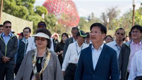 總統府祕書長陳菊參觀花博九合一選戰倒數計時，民進黨14日到台中舉行行動中執會，會前總統府秘書長陳菊（前左）率領中執委和黨公職，在台中市長林佳龍（前右）陪同下參觀花博。（民進黨提供）中央社記者呂欣憓傳真　107年11月14日