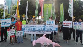 環團宣布1118台中反空污遊行照常舉行中部環保團體14日齊聚台中市民廣場路口，宣布1118台中反空污遊行照常舉辦，呼籲中台灣居民一同站出來。中央社記者郝雪卿攝  107年11月14日