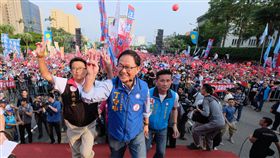 凱道造勢　丁守中秀V字勝利手勢登台國民黨台北市長候選人丁守中（前）11日下午在凱道舉行「繁榮為台北 守中挺百業」大型造勢活動，比出代表自己號次，也象徵勝利的V字手勢開心登台。中央社記者王飛華攝　107年11月11日