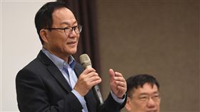 丁守中出席教育政見座談會（2）國教行動聯盟主辦的台北市長候選人教育政見座談會14日晚間登場，國民黨籍候選人丁守中（左）出席，向現場與會來賓分享自己的教育政策及理念。中央社記者孫仲達攝　107年11月14日