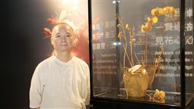 花博囍香逢館金木雕展  蘭花薄透如紙台中花博豐原展區囍香逢館，展出國寶級金木雕藝術大師吳卿作品「破甕」，木雕的蘭花花瓣僅0.03公釐，薄透如紙，栩栩如生。中央社記者趙麗妍攝  107年11月14日