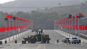 中國援助巴紐APEC　五星旗隨處可見（2）亞太經濟合作會議（APEC）12日起在巴布亞紐幾內亞莫士比港登場，中國去年底在巴布亞紐幾內亞躍升第2大援助國，這次鄰近國際會議中心（ICC）的國會大廈前新闢大道，現已聳立整排五星旗與巴紐國旗，準備舉辦道路移交儀式。中央社記者裴禛莫士比港攝  107年11月14日