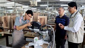 職訓班捐作品　17歲學員貢獻20木櫃勞動部勞動力發展署雲嘉南分署創意家具設計及製作班17歲學員洪昆宏（左），得知要捐贈木工家具給弱勢家庭，馬上展開實際行動響應，利用一個月時間做出20個木櫃。中央社記者楊思瑞攝　107年11月13日