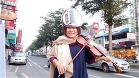 不看好網路聲量變選票！蔣月惠街頭拉琴「募票」求連任（圖／翻攝自蔣月惠臉書）