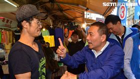 侯友宜市場掃街拜票（2）國民黨新北市長候選人侯友宜（前右）14日在板橋福德街市場、板橋湳興市場掃街拜票，呼籲選民把政黨放一邊尋求正向力量，為自己投一票。中央社記者黃旭昇攝　107年11月14日