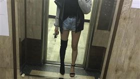 長腿妹子的美學，讓網友都大讚：全場焦點就是妳！（圖／翻攝爆廢公社）