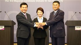 台中市長選舉公辦辯論會登場台中市長選舉公辦電視政見辯論會13日晚間登場，發言順序經抽籤後，依序為民進黨籍候選人林佳龍（左起）、國民黨籍候選人盧秀燕、無黨籍候選人宋原通發言。（台中市選舉委員會提供）中央社記者蘇木春傳真　107年11月13日