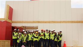 中東盃智能綠建築競賽  交大躋身前15強交通大學團隊參加中東盃太陽能10項全能綠建築競賽，成功進入前15強，近日前往杜拜參加總決賽，學生得在15天內、從無到有打造智能建築。（交大提供）中央社記者許秩維傳真  107年11月15日