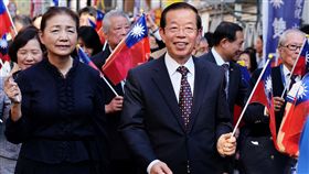 橫濱國慶遊行　謝長廷全程參與日本橫濱僑界舉行慶祝中華民國106年國慶遊行，駐日代表謝長廷在日本中華聯合總會會長新垣旬子（左）等僑領陪同下，全程參與遊行。中央社記者黃名璽橫濱攝　106年10月10日