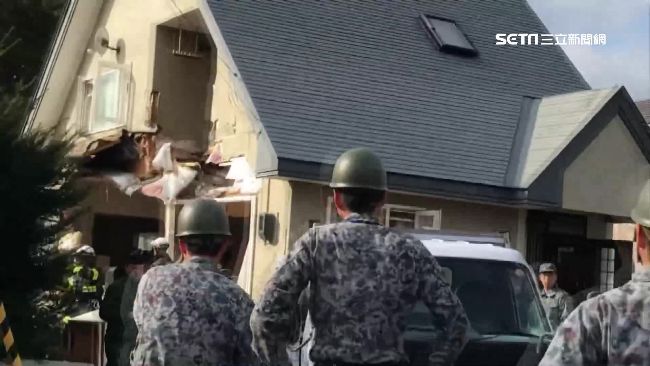 自衛隊射迫擊砲暴走　飛出場誤擊民車