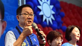 丁守中向退休教師催票（1）國民黨台北市長候選人丁守中（左）15日在競選總部和退休教師協會成員座談，暢談競選理念及政策願景，爭取支持。中央社記者孫仲達攝　107年11月15日