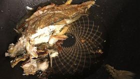 老婆用阿基師的鍋子煎魚，成品讓他猶豫該不該換妻。（圖／翻攝爆廢公社）