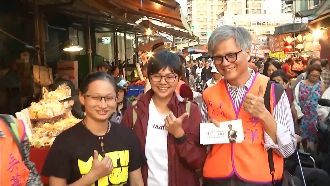 吳萼洋拜票「查檸檬價」　婆媽搶合照