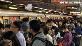 台北捷運板南線出包！今（15）日晚上亞東醫院站供電異常，目前亞東醫院站到江子翠站，採單線雙向運行，班距為11至30分鐘。至於異常原因仍待維修人員進行調查。