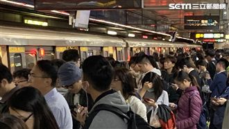 板南線出包！亞東醫院站電軌冒火花