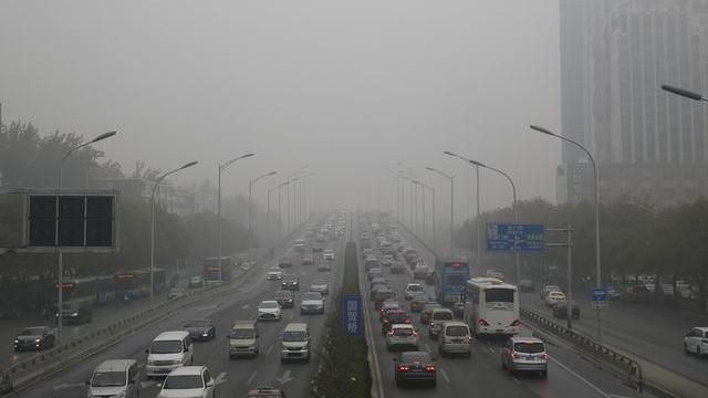 北京遭霧霾包圍　能見度不到200米