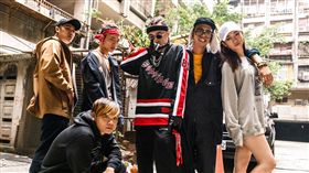 ▲新生代最強嘻哈代表（前）Barry；（左起）熊仔、ØZI、BCW、呂士軒、吳卓源Julia。（圖／我宅有限公司）