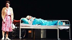 顧寶明（右）今年6月和郎祖筠演出舞台劇《接送情》，當時已抱病演出但未被察覺。（圖／翻攝自顧寶明臉書）